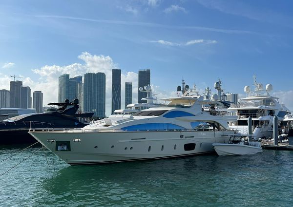 Azimut 105 image