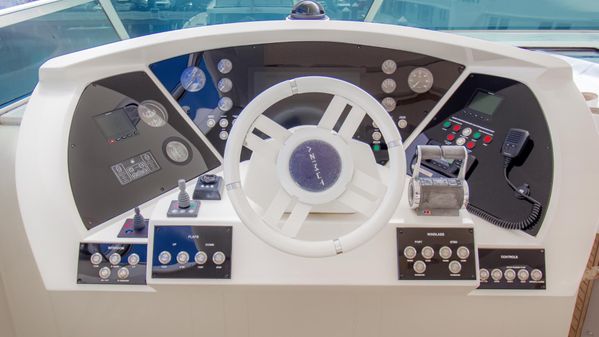 Azimut 105 image