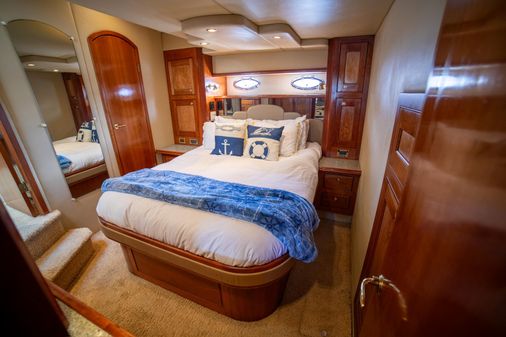 Cruisers Yachts 5370 Express image