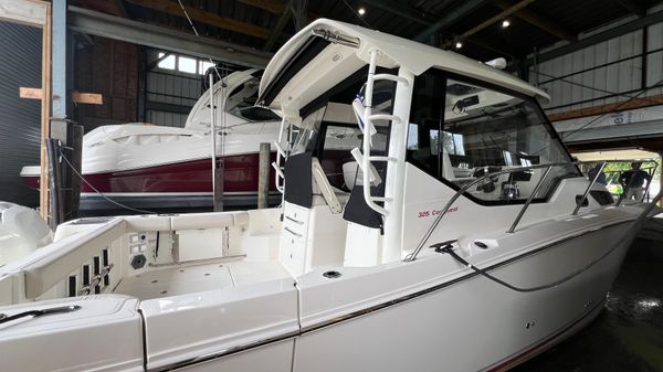 Boston Whaler 325 Conquest Pilothouse 