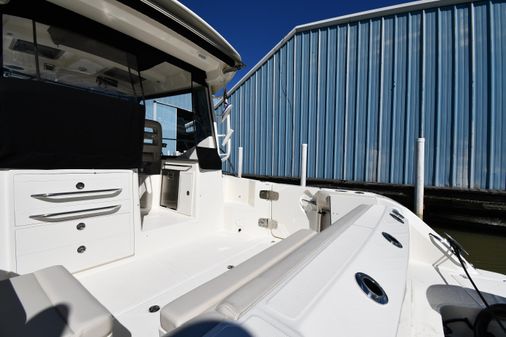 Boston-whaler 325-CONQUEST-PILOTHOUSE image