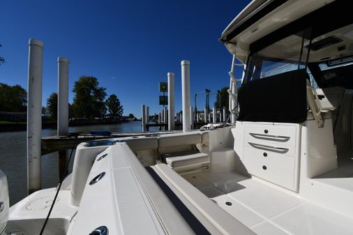 Boston-whaler 325-CONQUEST-PILOTHOUSE image