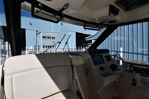 Boston-whaler 325-CONQUEST-PILOTHOUSE image