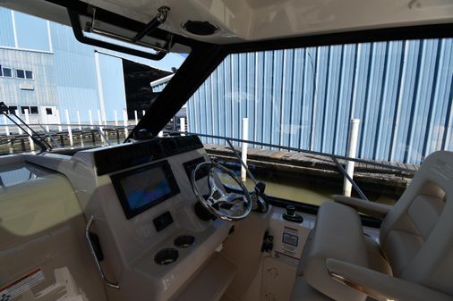 Boston-whaler 325-CONQUEST-PILOTHOUSE image