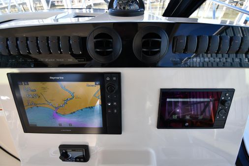 Boston-whaler 325-CONQUEST-PILOTHOUSE image