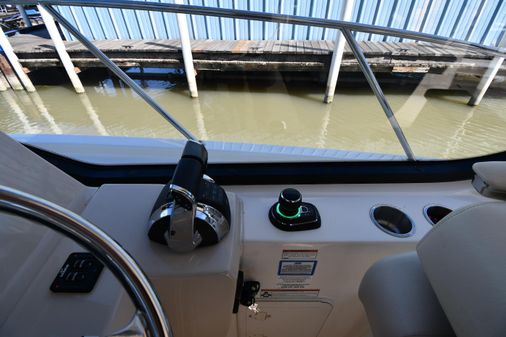 Boston-whaler 325-CONQUEST-PILOTHOUSE image