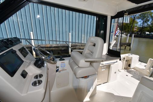 Boston-whaler 325-CONQUEST-PILOTHOUSE image