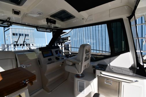 Boston-whaler 325-CONQUEST-PILOTHOUSE image