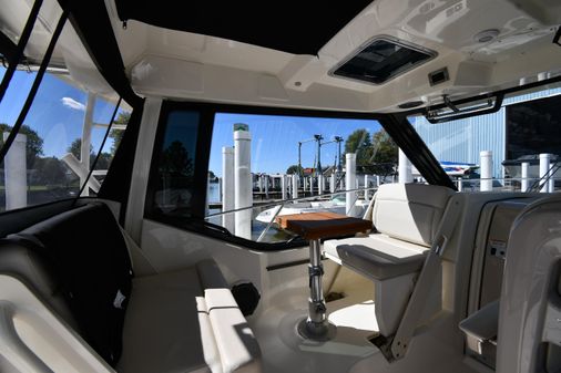 Boston-whaler 325-CONQUEST-PILOTHOUSE image