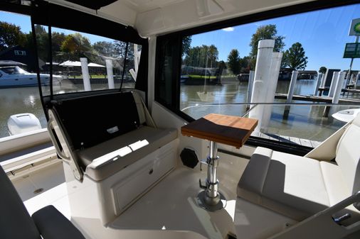 Boston-whaler 325-CONQUEST-PILOTHOUSE image