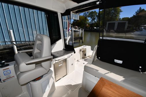 Boston-whaler 325-CONQUEST-PILOTHOUSE image