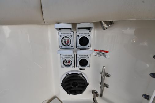 Boston-whaler 325-CONQUEST-PILOTHOUSE image