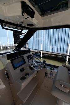 Boston-whaler 325-CONQUEST-PILOTHOUSE image