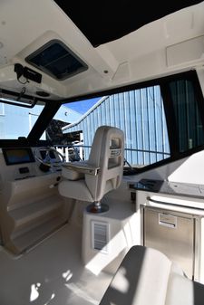 Boston-whaler 325-CONQUEST-PILOTHOUSE image