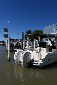 Boston-whaler 325-CONQUEST-PILOTHOUSE image