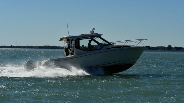 Boston Whaler 325 Conquest Pilothouse 