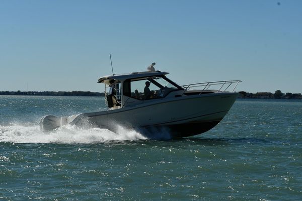 Boston-whaler 325-CONQUEST-PILOTHOUSE - main image