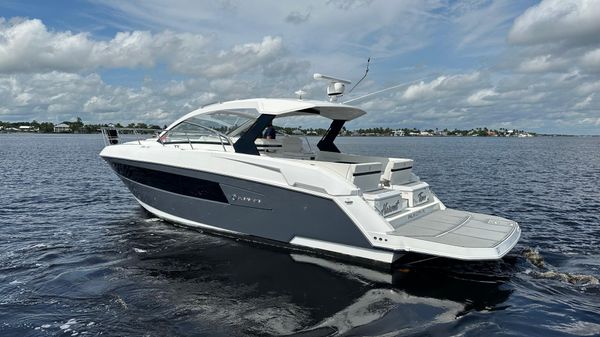 Cruisers Yachts 390 Express Coupe 