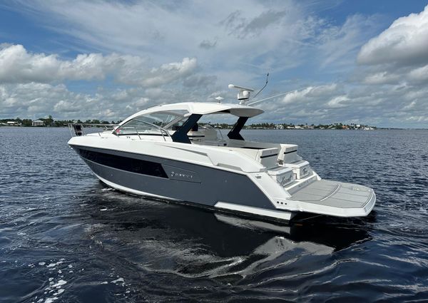 Cruisers Yachts 390 Express Coupe image