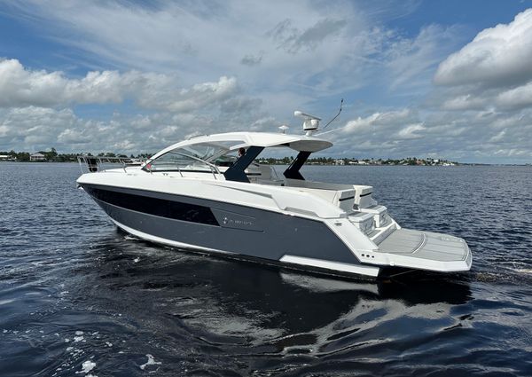 Cruisers Yachts 390 Express Coupe image