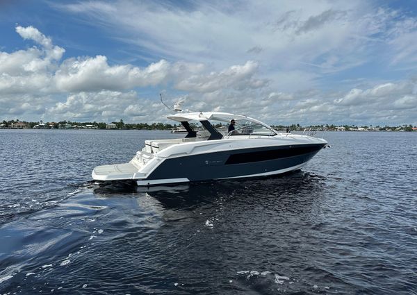 Cruisers Yachts 390 Express Coupe image