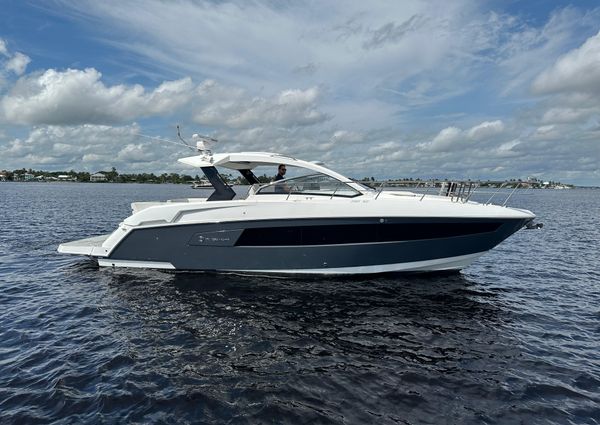 Cruisers Yachts 390 Express Coupe image