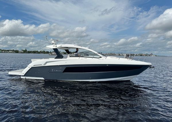 Cruisers Yachts 390 Express Coupe image