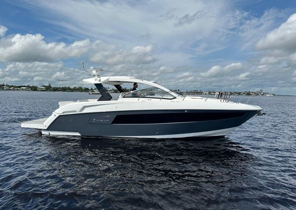 Cruisers Yachts 390 Express Coupe image