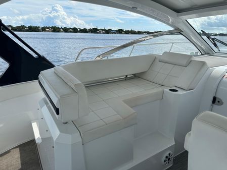 Cruisers Yachts 390 Express Coupe image