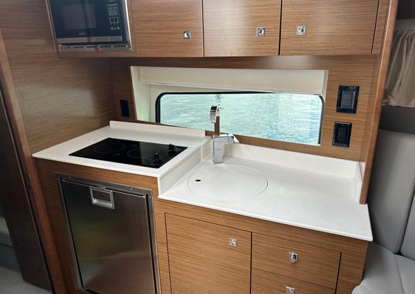 Cruisers Yachts 390 Express Coupe image