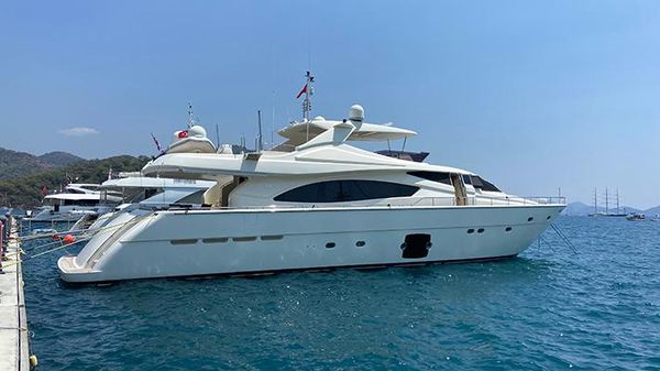 Ferretti Yachts 881 HT 