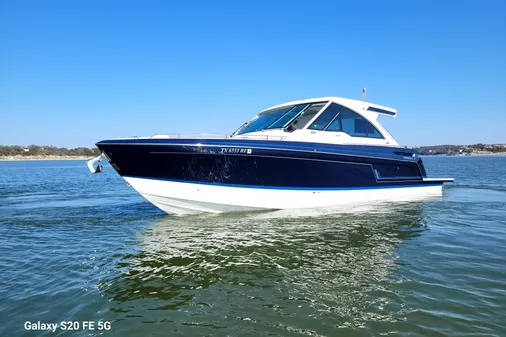 Formula 380 Super Sport Crossover I/O image