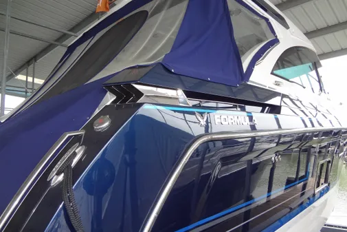 Formula 380 Super Sport Crossover I/O image