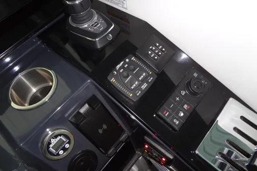 Formula 380 Super Sport Crossover I/O image