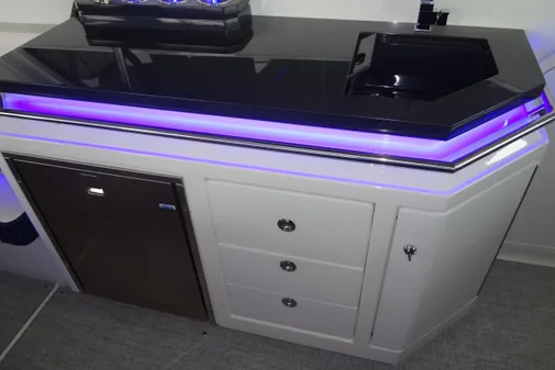 Formula 380 Super Sport Crossover I/O image