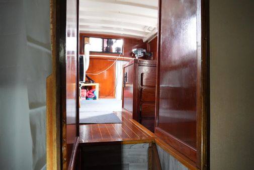 Mainship 400 Trawler image