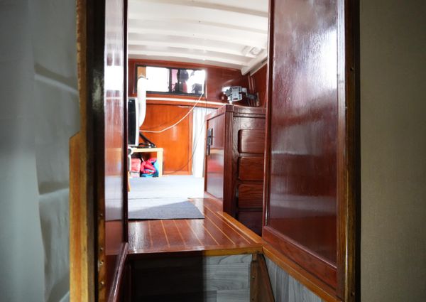 Mainship 400 Trawler image