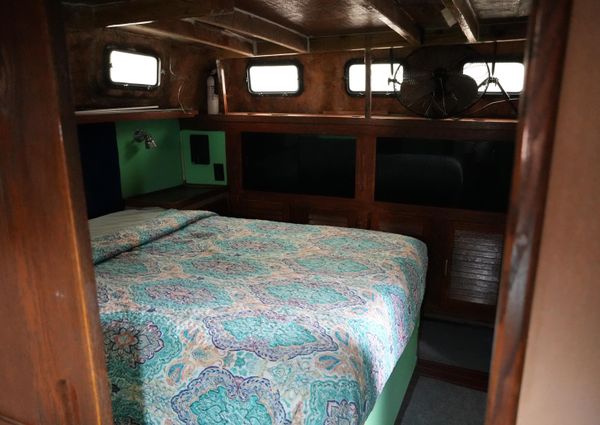 Mainship 400 Trawler image