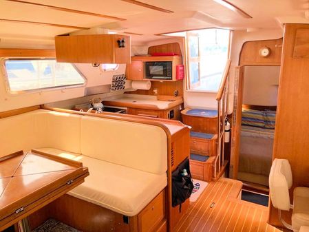 Catalina Catalina Morgan 440 Deck Salon image