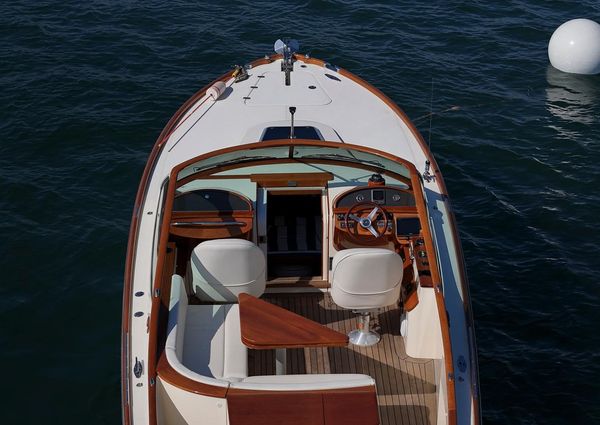 Hinckley Talaria 29 Runabout image