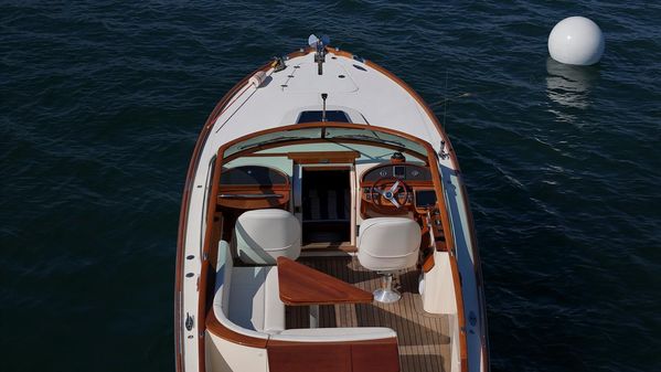 Hinckley Talaria 29 Runabout image