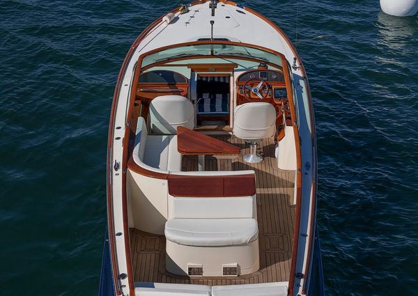 Hinckley Talaria 29 Runabout image