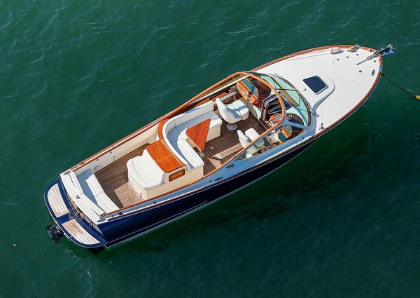 Hinckley Talaria 29 Runabout image