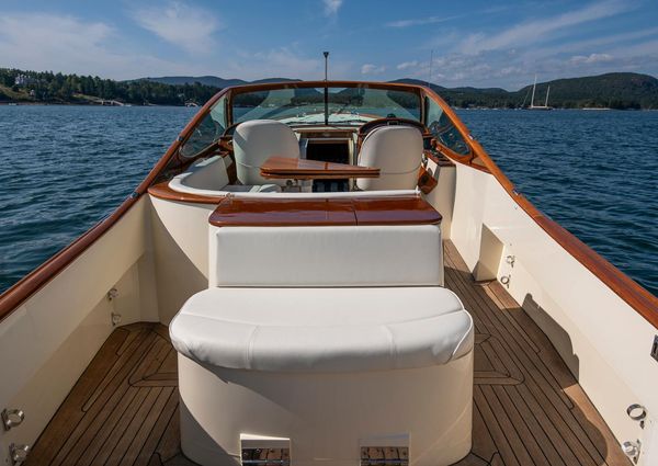 Hinckley Talaria 29 Runabout image