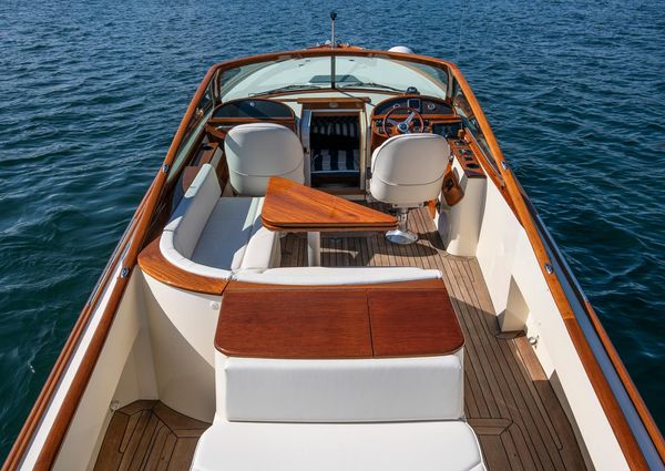 Hinckley Talaria 29 Runabout image