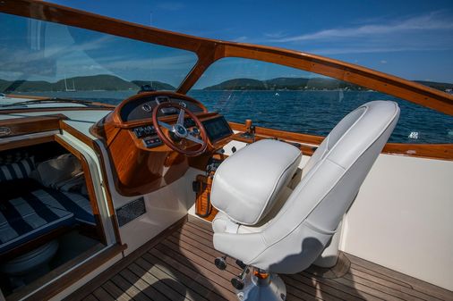 Hinckley Talaria 29 Runabout image