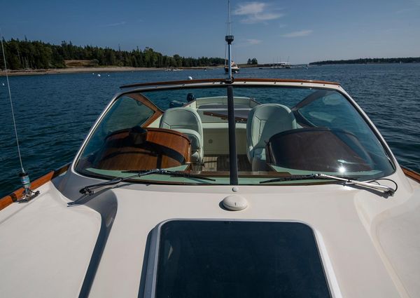 Hinckley Talaria 29 Runabout image