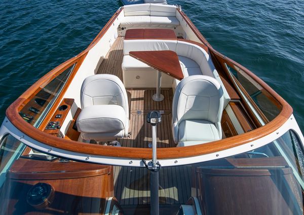 Hinckley Talaria 29 Runabout image