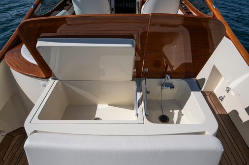 Hinckley Talaria 29 Runabout image