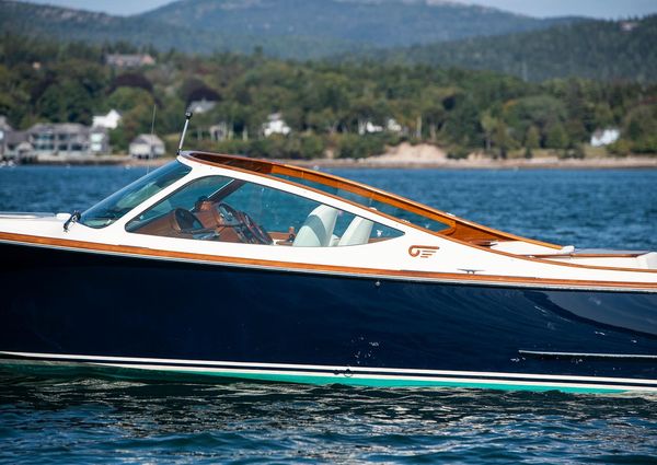 Hinckley Talaria 29 Runabout image